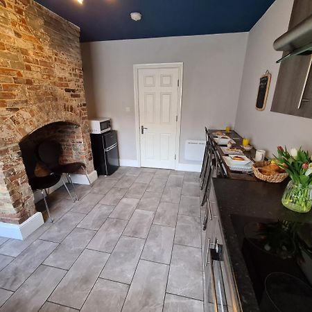 Beautiful Mews House In A Georgian Listed Building Close To The A38 버튼온트렌트 외부 사진