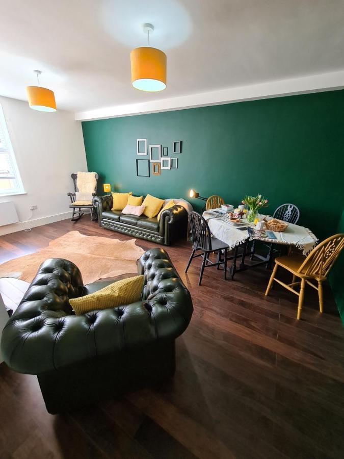 Beautiful Mews House In A Georgian Listed Building Close To The A38 버튼온트렌트 외부 사진