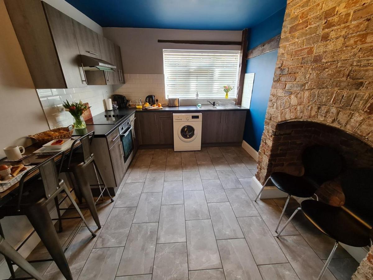 Beautiful Mews House In A Georgian Listed Building Close To The A38 버튼온트렌트 외부 사진