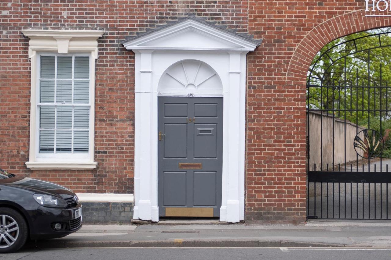 Beautiful Mews House In A Georgian Listed Building Close To The A38 버튼온트렌트 외부 사진